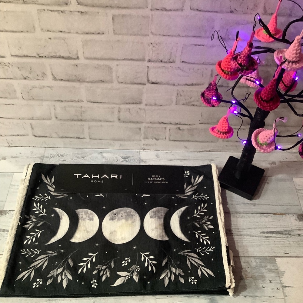 TAHARI HOME Set Of 4 Celestial Moon Placemats
